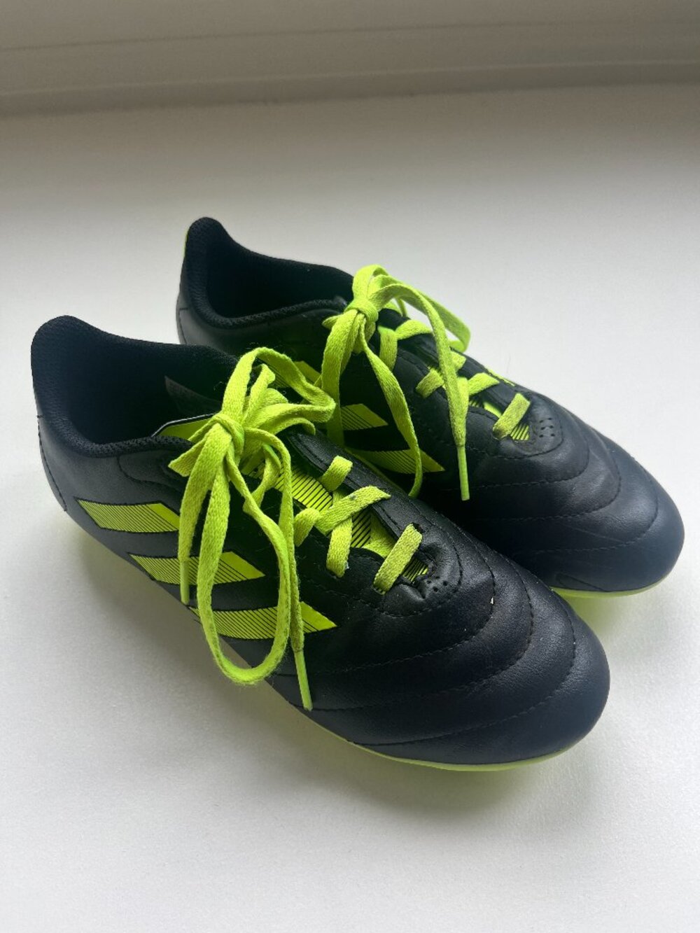 Boys Adidas Soccer Cleats Size 3